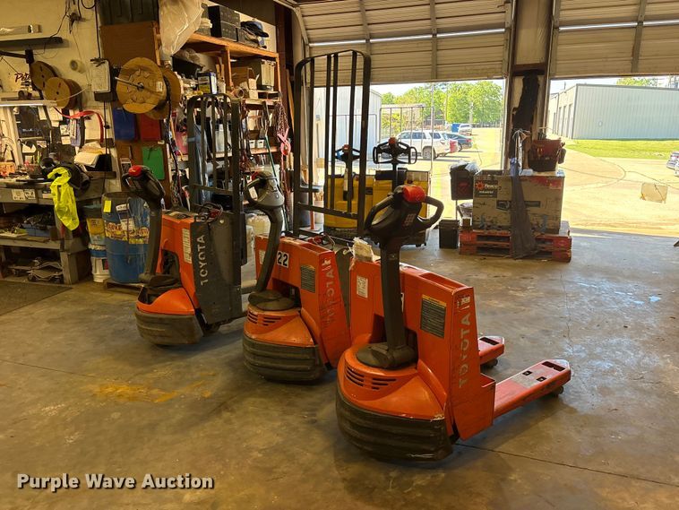 image for item ES8865 (3) Toyota pallet jacks