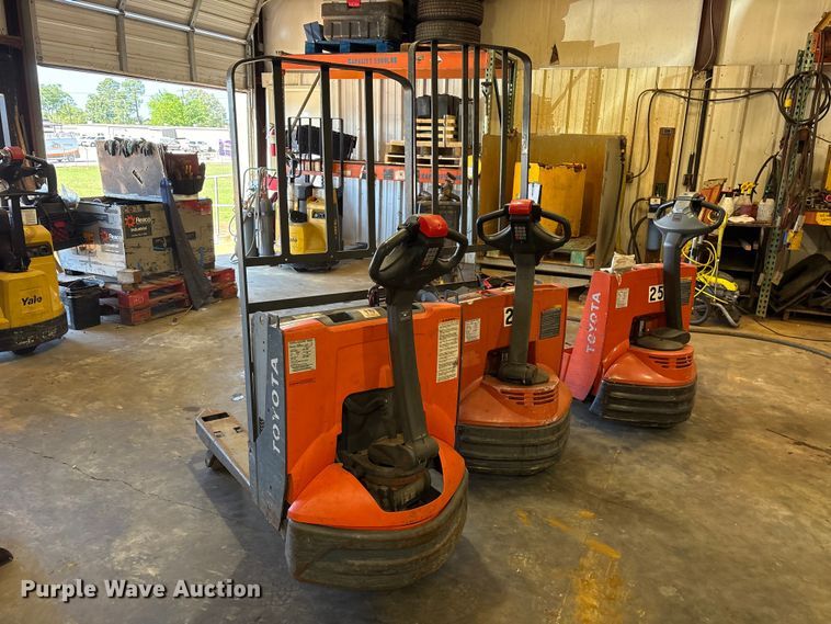 image for item ES8865 (3) Toyota pallet jacks