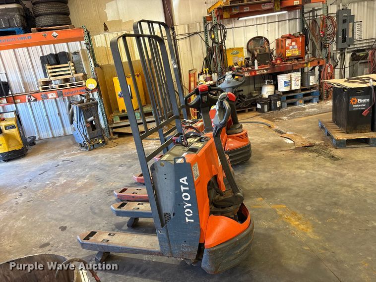 image for item ES8865 (3) Toyota pallet jacks