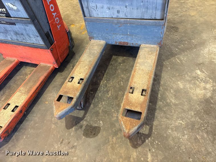 image for item ES8865 (3) Toyota pallet jacks