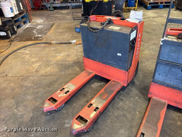 image for item ES8865 (3) Toyota pallet jacks