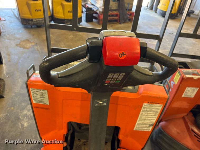 image for item ES8865 (3) Toyota pallet jacks