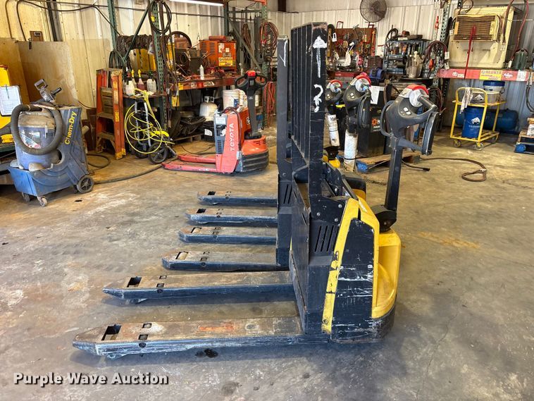 image for item ES8866 (3) Yale pallet jacks
