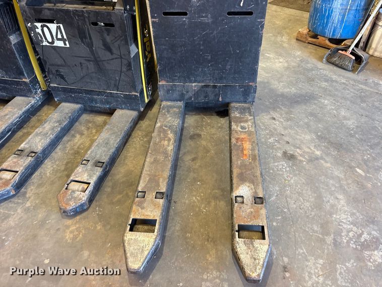 image for item ES8866 (3) Yale pallet jacks
