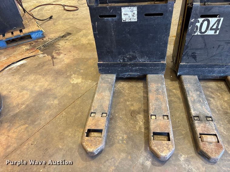 image for item ES8866 (3) Yale pallet jacks