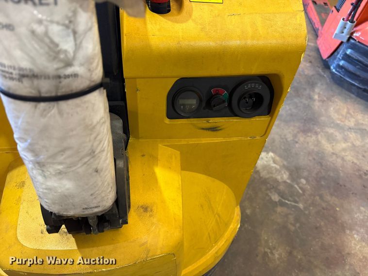image for item ES8866 (3) Yale pallet jacks