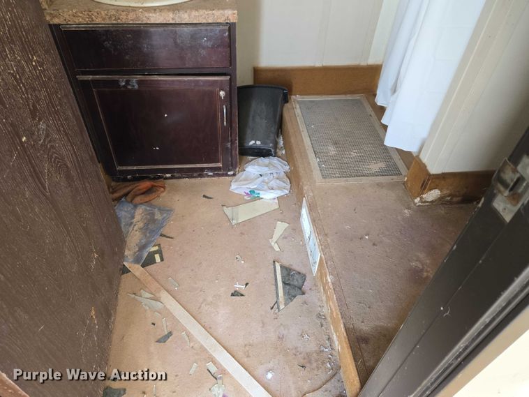 image for item ET1216 2012 Britco  8 x 20 mobile home 