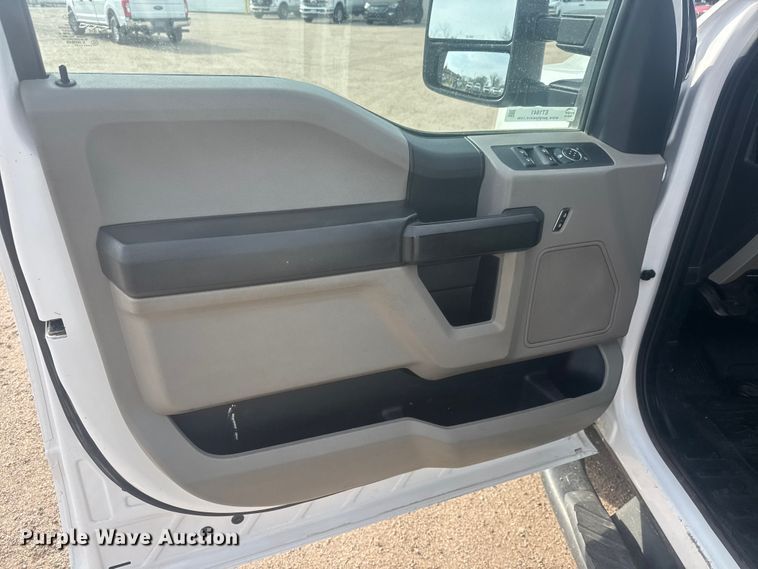 image for item ET1841 2021 Ford F250 Super Duty XL Crew Cab pickup truck