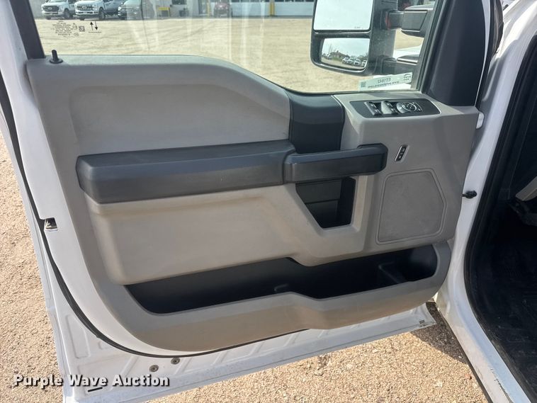 image for item ET1842 2021 Ford F250 Super Duty XL Crew Cab pickup truck