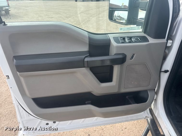 image for item ET1843 2019 Ford F250 Super Duty XL Crew Cab pickup truck