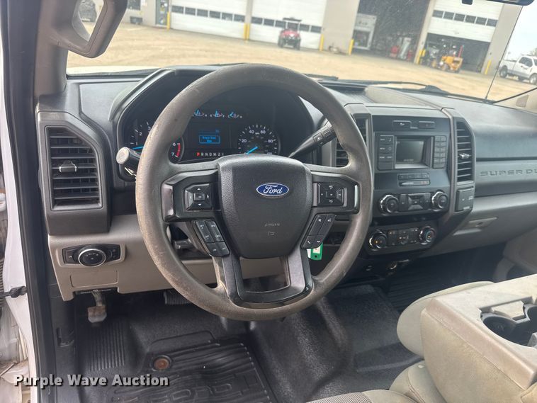 image for item ET1843 2019 Ford F250 Super Duty XL Crew Cab pickup truck