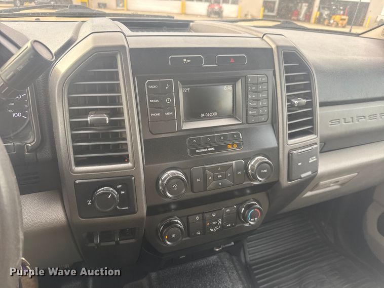 image for item ET1843 2019 Ford F250 Super Duty XL Crew Cab pickup truck