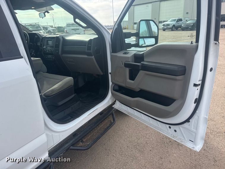 image for item ET1843 2019 Ford F250 Super Duty XL Crew Cab pickup truck