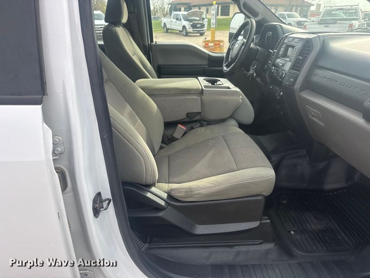 image for item ET1843 2019 Ford F250 Super Duty XL Crew Cab pickup truck