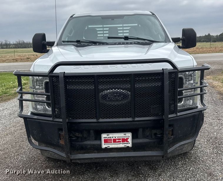 image for item ET1877 2018 Ford F250 Super Duty Crew Cab flatbed pickup truck
