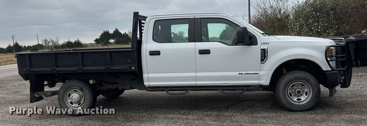 image for item ET1877 2018 Ford F250 Super Duty Crew Cab flatbed pickup truck