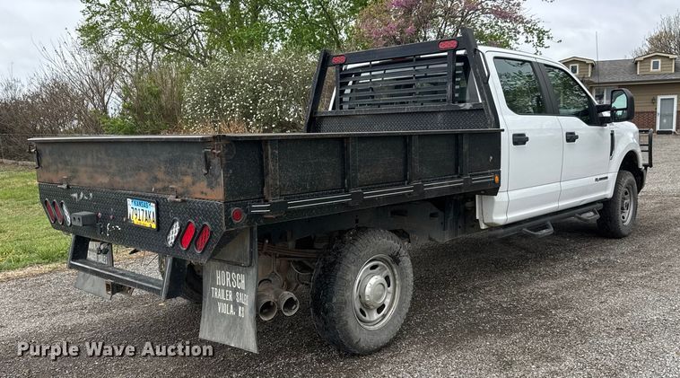 image for item ET1877 2018 Ford F250 Super Duty Crew Cab flatbed pickup truck