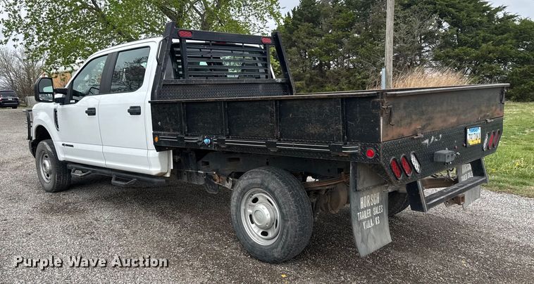 image for item ET1877 2018 Ford F250 Super Duty Crew Cab flatbed pickup truck