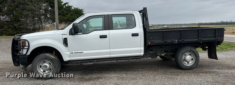 image for item ET1877 2018 Ford F250 Super Duty Crew Cab flatbed pickup truck