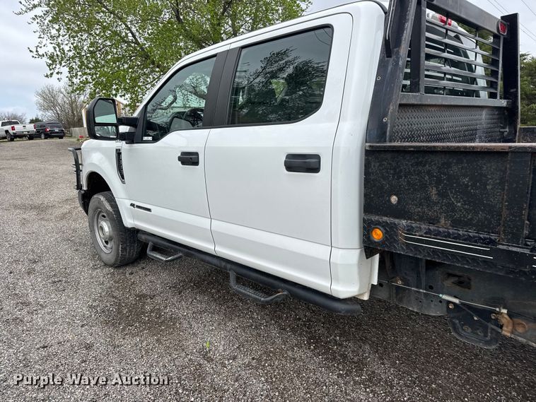 image for item ET1877 2018 Ford F250 Super Duty Crew Cab flatbed pickup truck