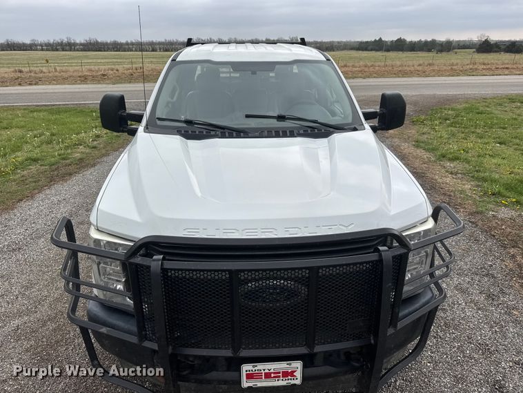 image for item ET1877 2018 Ford F250 Super Duty Crew Cab flatbed pickup truck