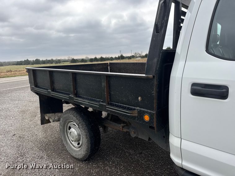 image for item ET1877 2018 Ford F250 Super Duty Crew Cab flatbed pickup truck