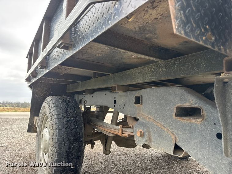 image for item ET1877 2018 Ford F250 Super Duty Crew Cab flatbed pickup truck