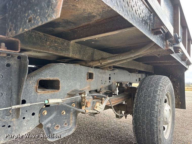 image for item ET1877 2018 Ford F250 Super Duty Crew Cab flatbed pickup truck