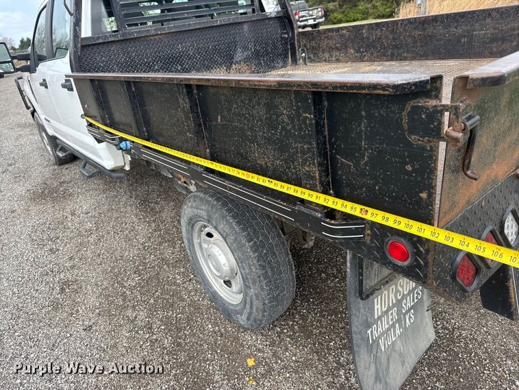 image for item ET1877 2018 Ford F250 Super Duty Crew Cab flatbed pickup truck