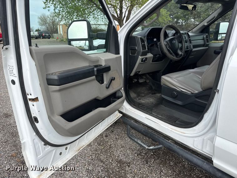 image for item ET1877 2018 Ford F250 Super Duty Crew Cab flatbed pickup truck