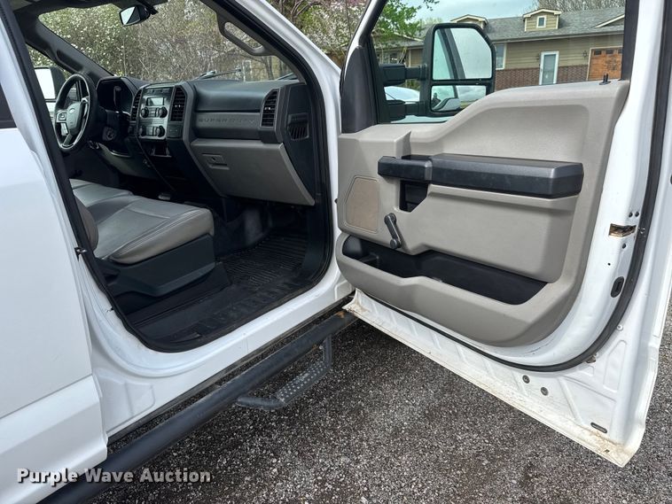 image for item ET1877 2018 Ford F250 Super Duty Crew Cab flatbed pickup truck