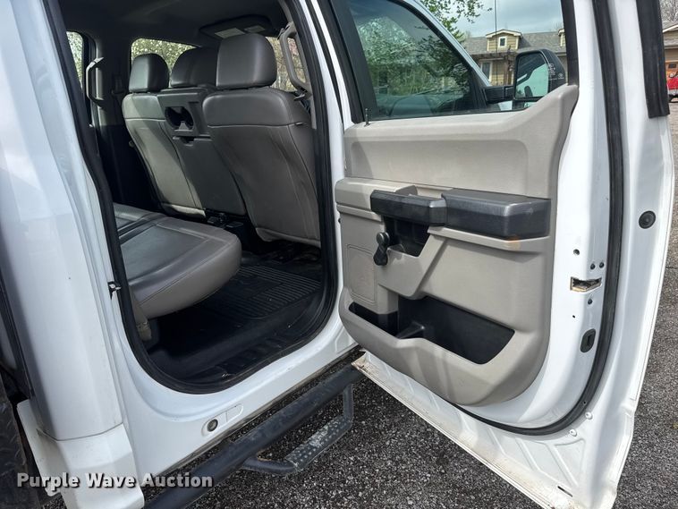 image for item ET1877 2018 Ford F250 Super Duty Crew Cab flatbed pickup truck