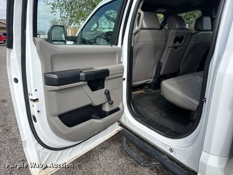 image for item ET1877 2018 Ford F250 Super Duty Crew Cab flatbed pickup truck