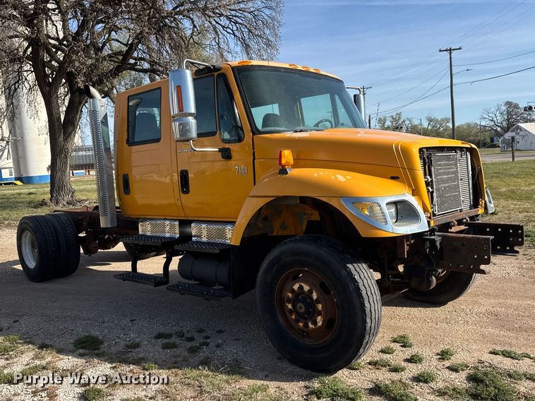 image for item ET1894 2006 International 7400 Crew Cab truck cab and chassis