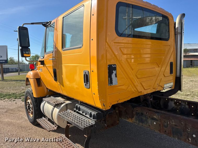 image for item ET1894 2006 International 7400 Crew Cab truck cab and chassis