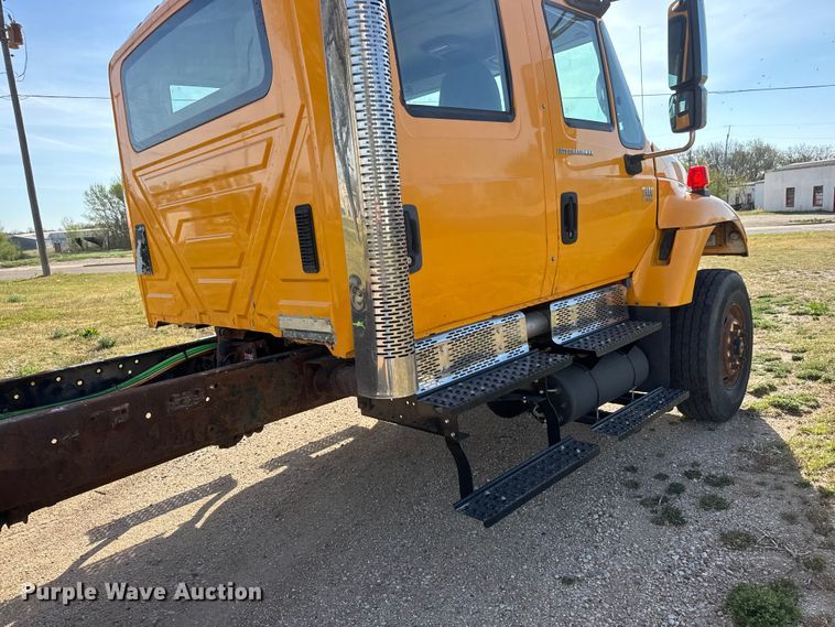 image for item ET1894 2006 International 7400 Crew Cab truck cab and chassis