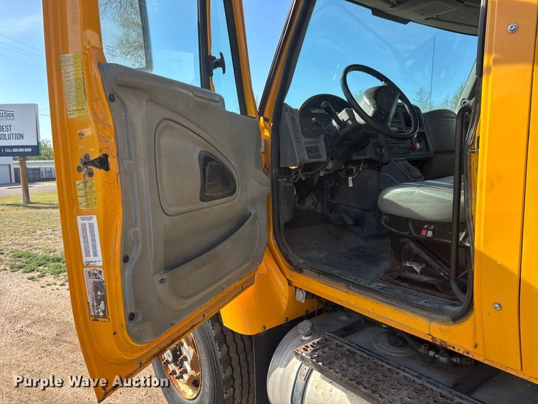 image for item ET1894 2006 International 7400 Crew Cab truck cab and chassis