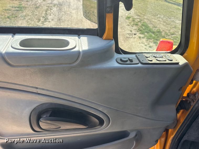 image for item ET1894 2006 International 7400 Crew Cab truck cab and chassis