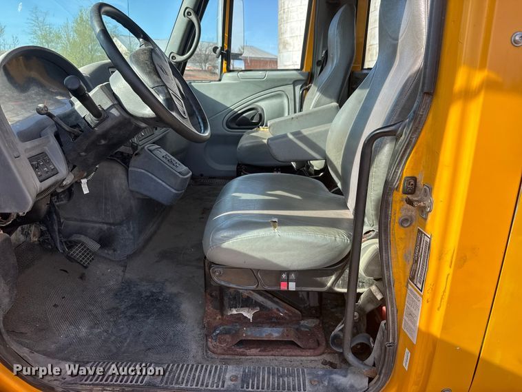 image for item ET1894 2006 International 7400 Crew Cab truck cab and chassis