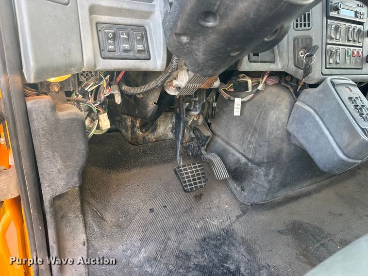 image for item ET1894 2006 International 7400 Crew Cab truck cab and chassis