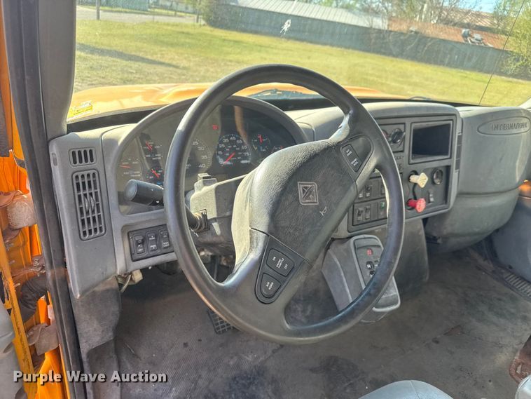 image for item ET1894 2006 International 7400 Crew Cab truck cab and chassis