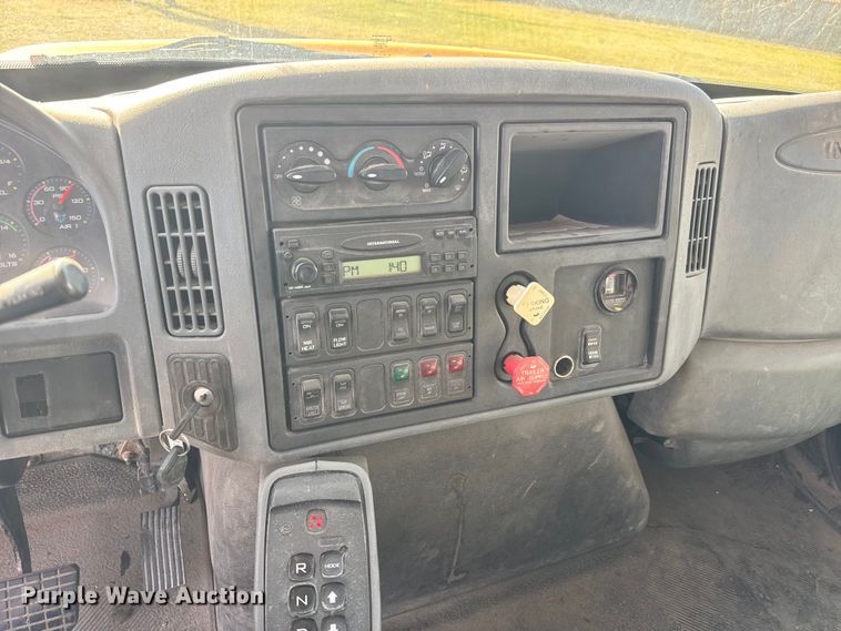 image for item ET1894 2006 International 7400 Crew Cab truck cab and chassis