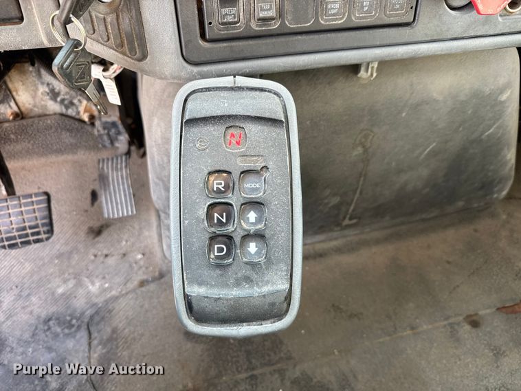 image for item ET1894 2006 International 7400 Crew Cab truck cab and chassis