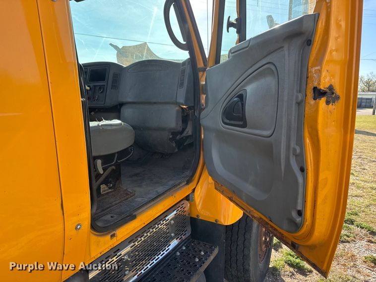 image for item ET1894 2006 International 7400 Crew Cab truck cab and chassis