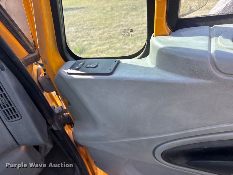 image for item ET1894 2006 International 7400 Crew Cab truck cab and chassis