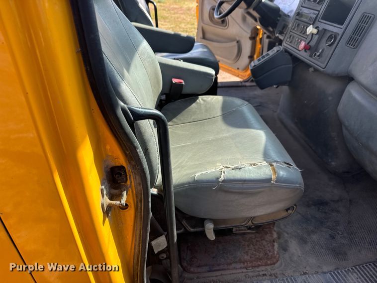 image for item ET1894 2006 International 7400 Crew Cab truck cab and chassis