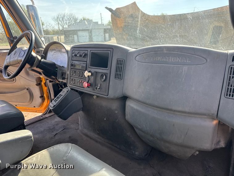 image for item ET1894 2006 International 7400 Crew Cab truck cab and chassis