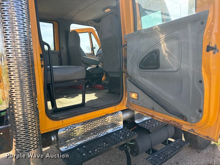 image for item ET1894 2006 International 7400 Crew Cab truck cab and chassis