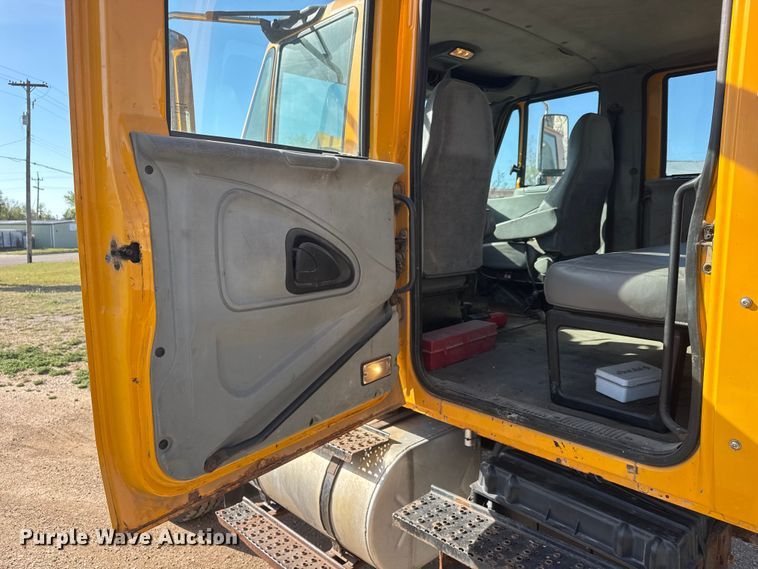 image for item ET1894 2006 International 7400 Crew Cab truck cab and chassis