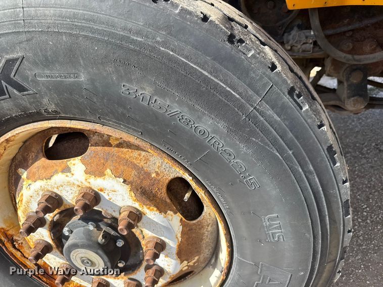 image for item ET1894 2006 International 7400 Crew Cab truck cab and chassis